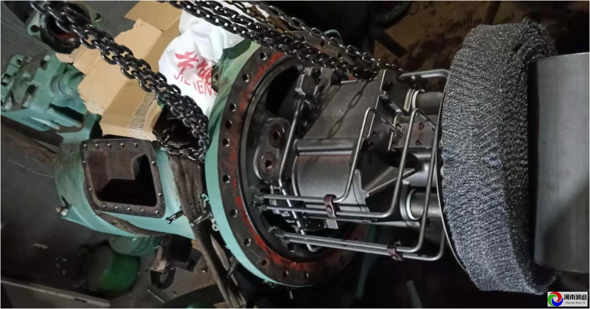 河南鄭州東區(qū)中央空調(diào)機(jī)組比澤爾壓縮機(jī)(CSH951-210)維修